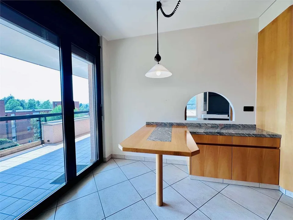 Appartement en attique de 3,5 pièces de 145 m² avec de grandes terrasses et vue dégagée