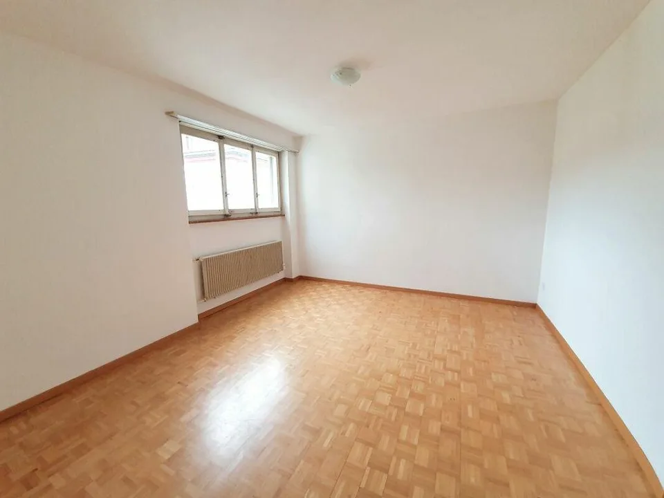 Appartamento economico in posizione centrale a Neuhausen