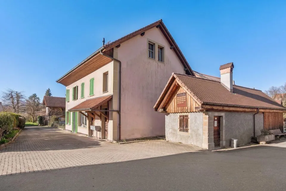 Maison avec trois appartements dans un cadre paisible à Marnand