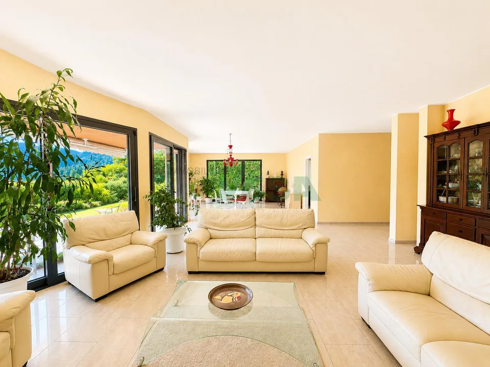 Bel appartamento 6,5 locali con giardino in tranquilla zona collinare