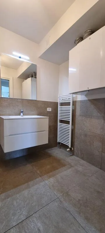 Modern und strategisch gelegene 4.5-Zimmer-Wohnung in Sant'Antonino – Perfekt für alle, die Komfort und Lebensqualität suchen – Foto 9 von 13