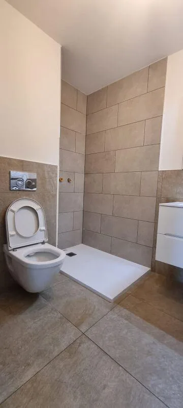 Modern und strategisch gelegene 4.5-Zimmer-Wohnung in Sant'Antonino – Perfekt für alle, die Komfort und Lebensqualität suchen – Foto 8 von 13