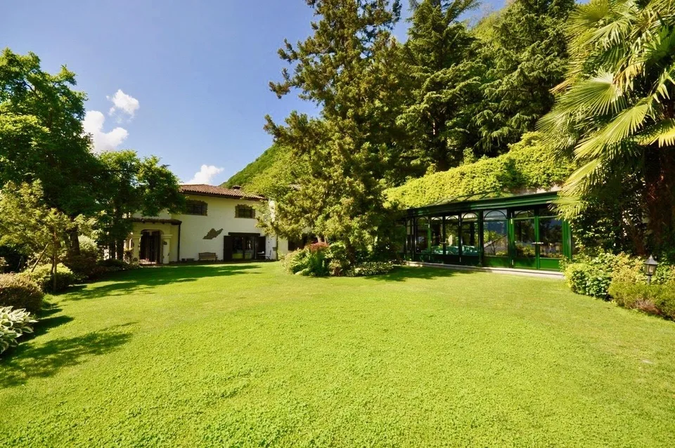 Villa in Stile Ticinese Immersa nel Verde con Privacy e Vista Lago