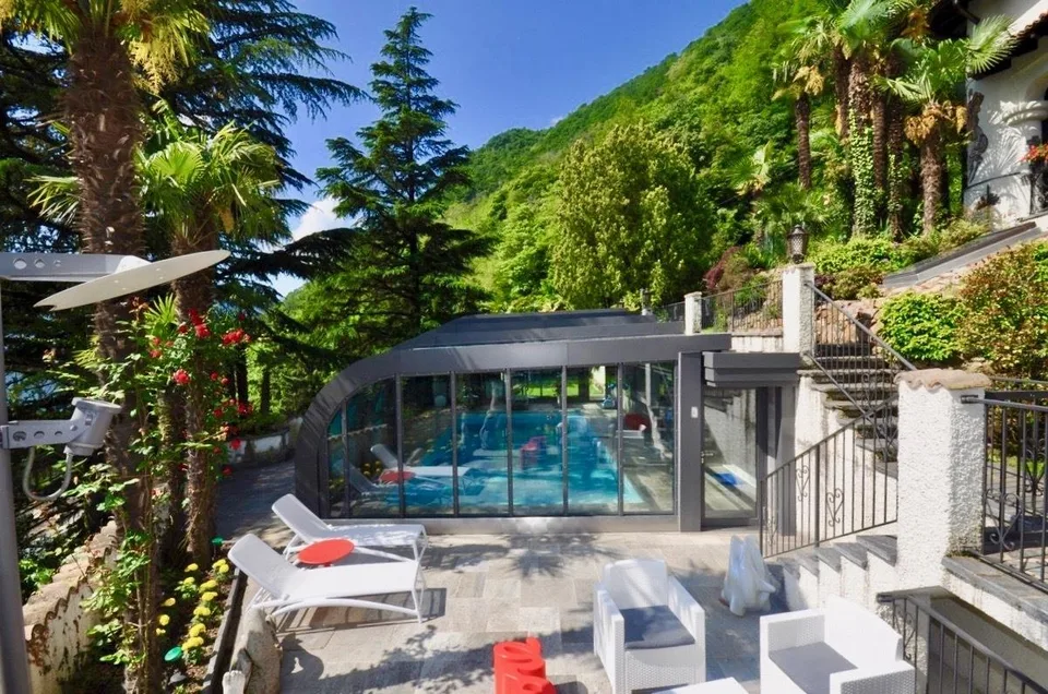 Villa in Stile Ticinese Immersa nel Verde con Privacy e Vista Lago