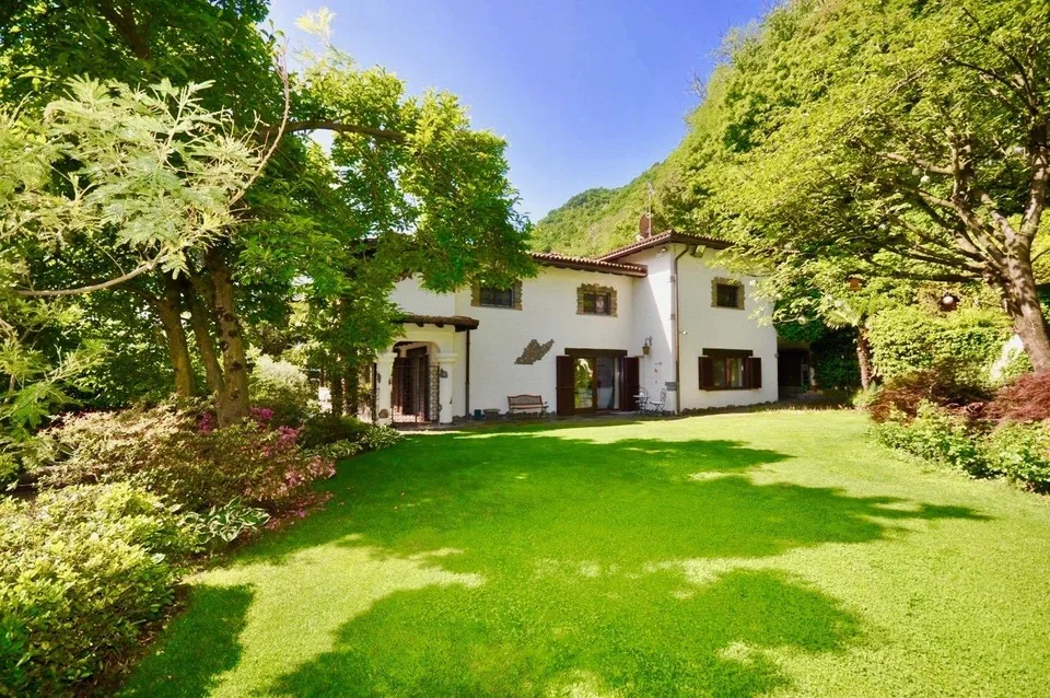 Villa in Stile Ticinese Immersa nel Verde con Privacy e Vista Lago