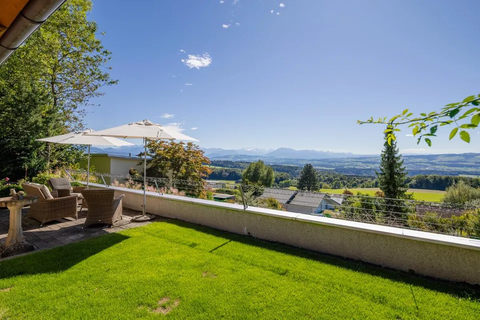 Einfamilienhaus in Aeugst am Albis: wohnen mit Aussicht und viel Raum