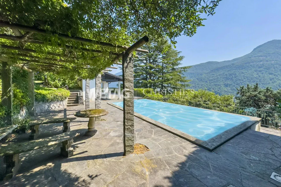 Mediterranes Flair am Luganersee: Elegante Villa mit Pool & Seeblic...
