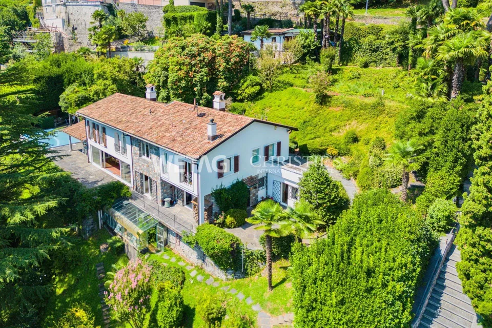 Mediterranes Flair am Luganersee: Elegante Villa mit Pool & Seeblic...