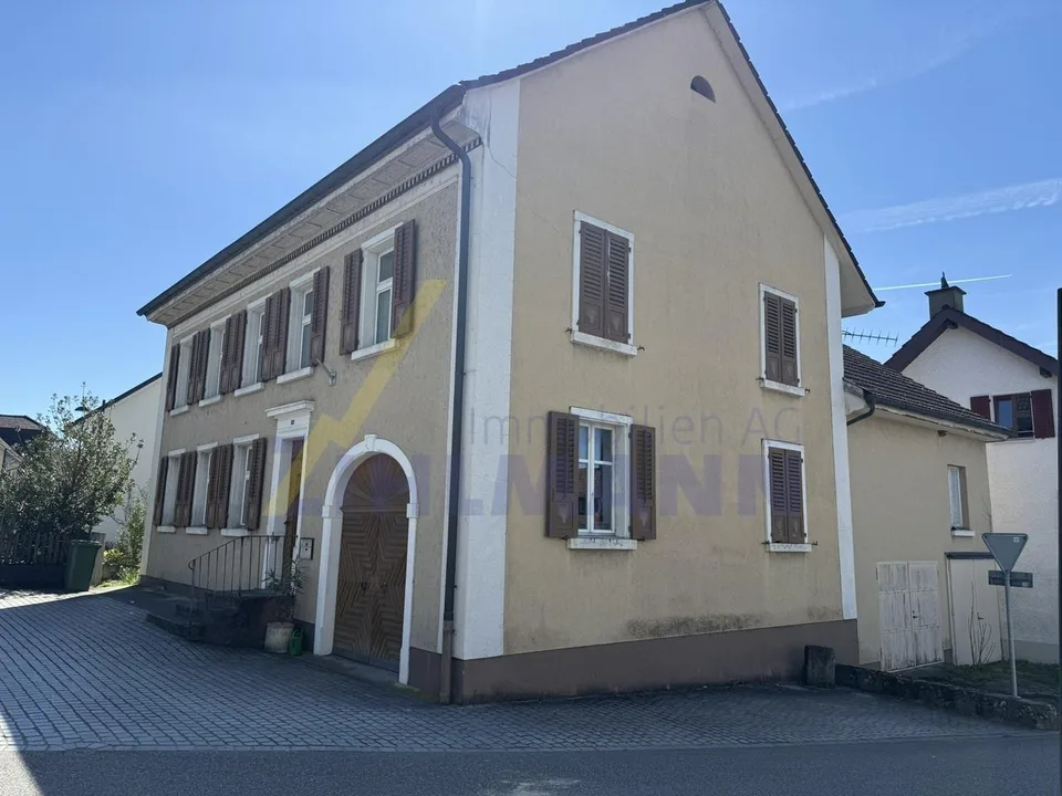 Proprietà spaziosa con fienile e stanze secondarie polivalenti