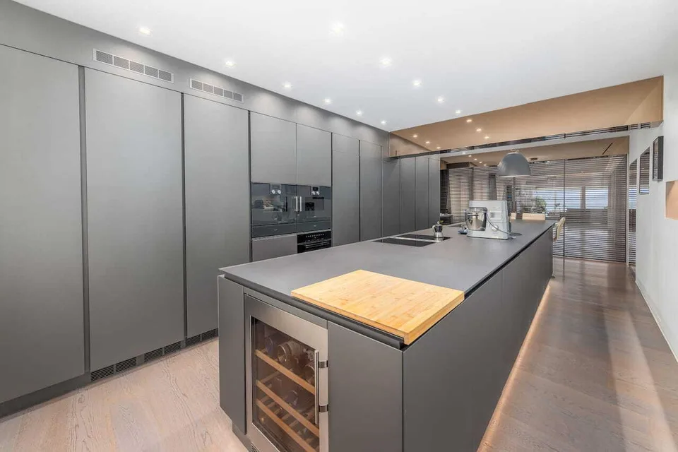 Esclusivo Appartamento di Lusso in Prima Linea sul Lago di Lugano