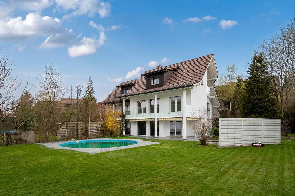 Wohnfühloase an unverbaubarer Lage mit grossem Garten & Pool