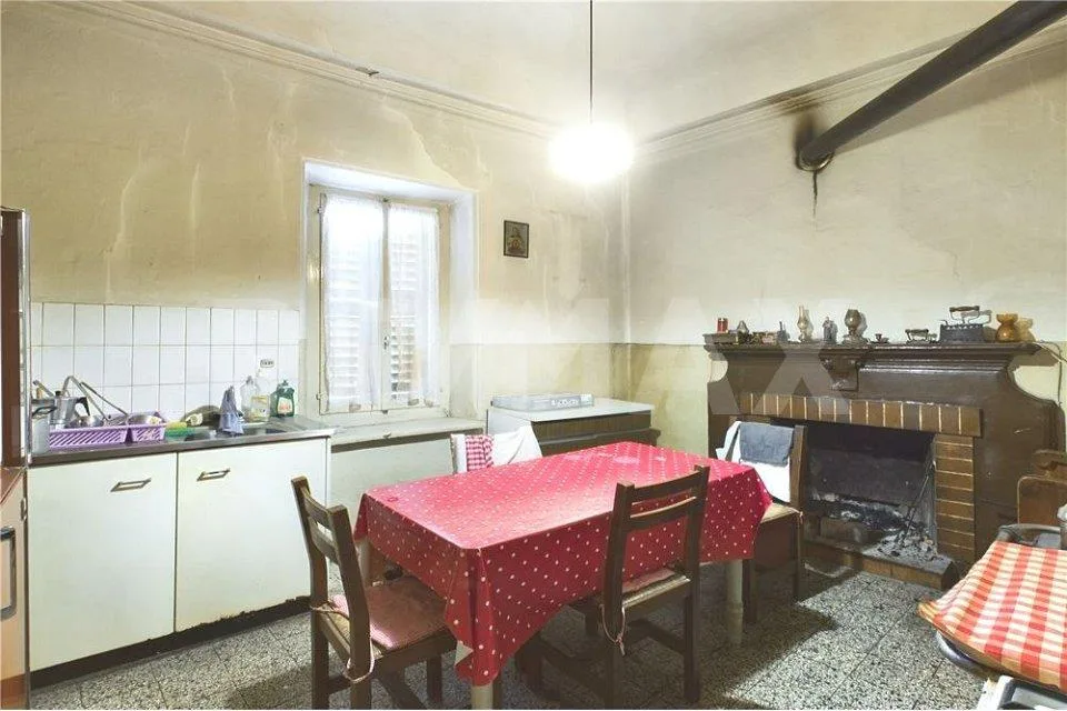 Ancienne demeure avec grenier et petite cour/jardin, à rénover