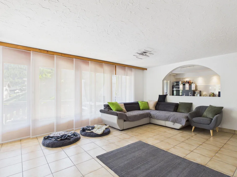 Appartement de jardin charmant avec vue et garage à Stalden