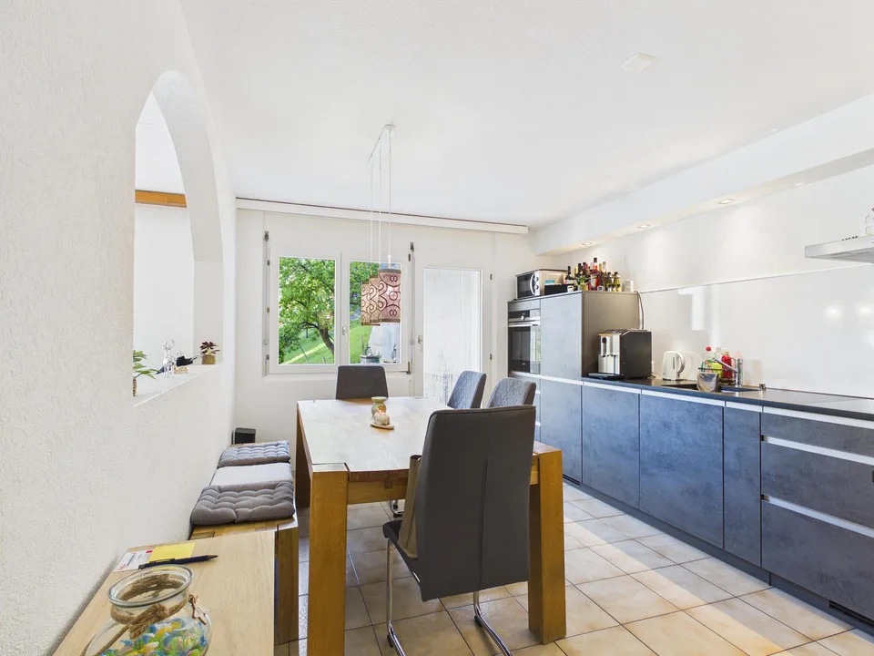 Appartement de jardin charmant avec vue et garage à Stalden