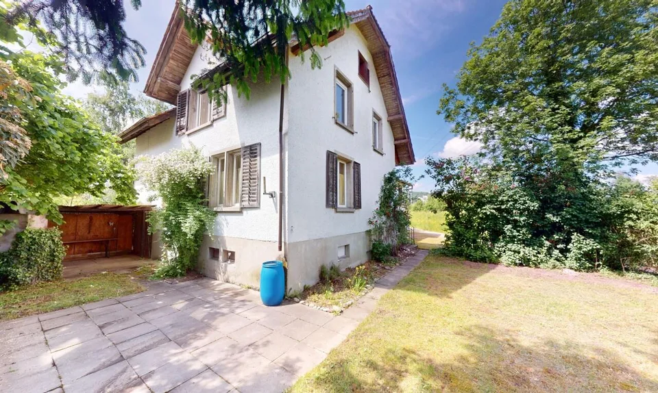 Zweifamilienhaus im Grünen mit 400 m² gewerblich nutzbarem Schuppen