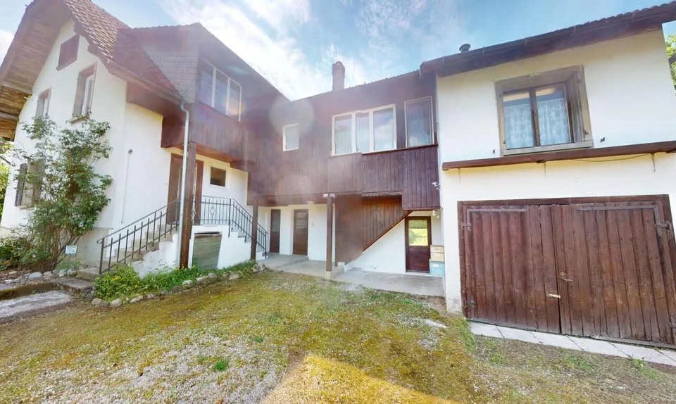 Casa bifamiliare nel verde con capannone di 400 m² utilizzabile commercialmente