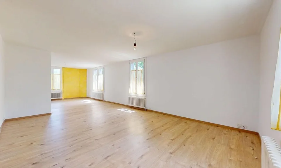 Casa bifamiliare nel verde con capannone di 400 m² utilizzabile commercialmente