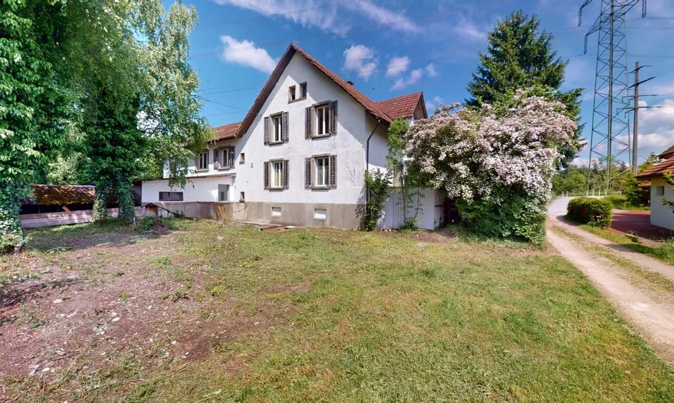 Casa bifamiliare nel verde con capannone di 400 m² utilizzabile commercialmente