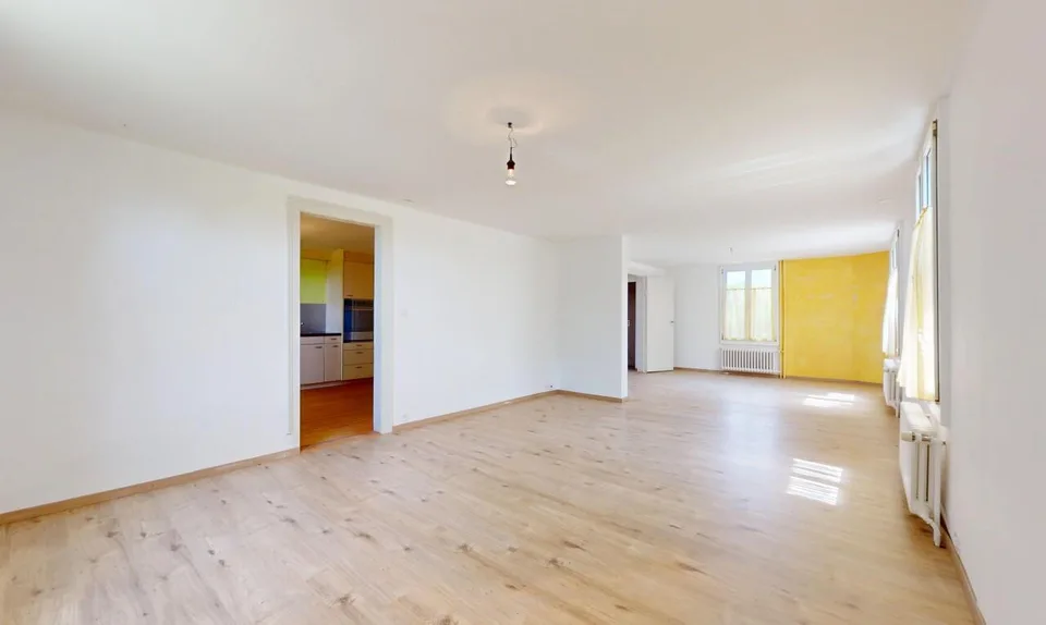 Casa bifamiliare nel verde con capannone di 400 m² utilizzabile commercialmente