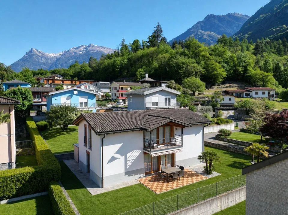 Bella casa unifamiliare con giardino | Schönes Einfamilienhaus mit ...