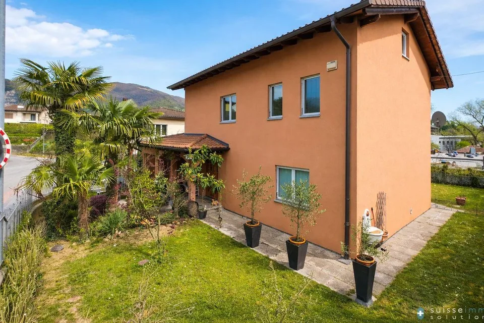 Casa unifamiliare con giardino in posizione strategica a Rancate
