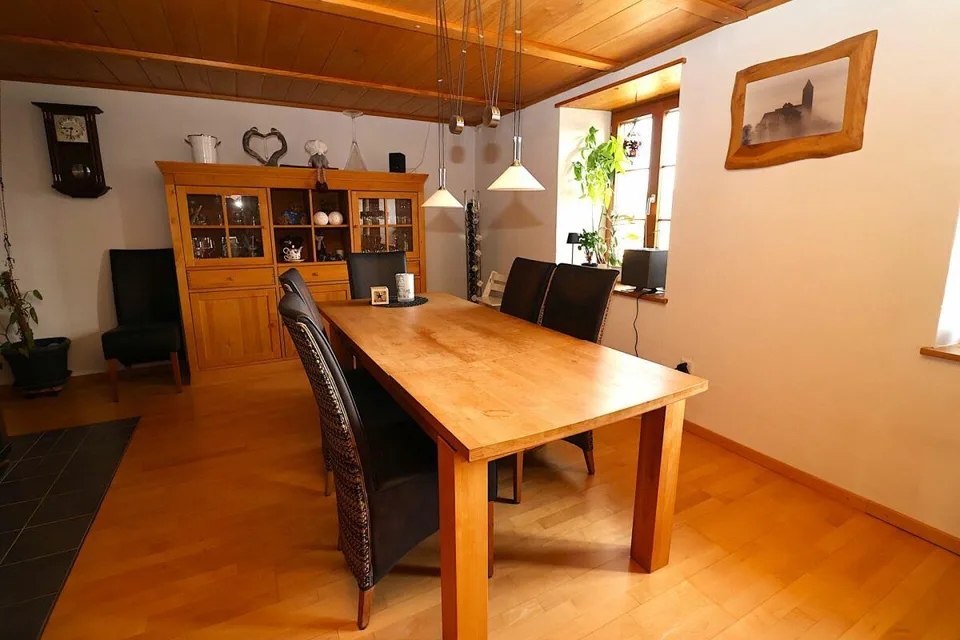 Casa polivalente di 6 camere con potenziale di sviluppo