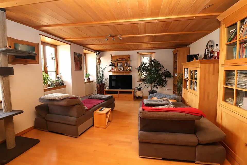 Casa polivalente di 6 camere con potenziale di sviluppo
