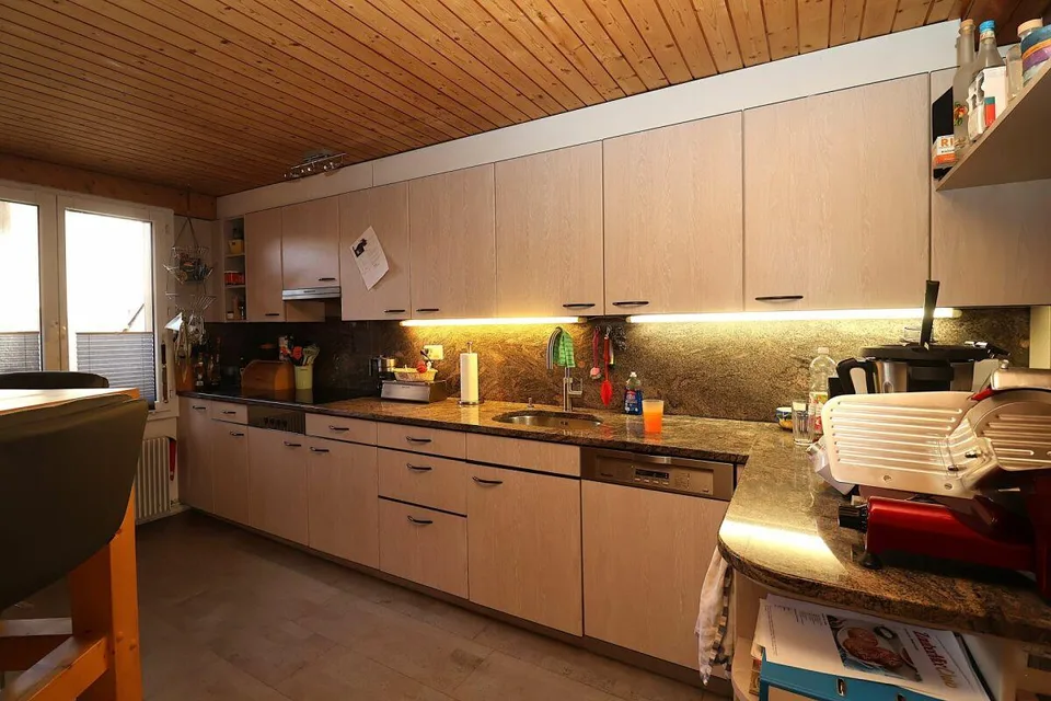 Casa polivalente di 6 camere con potenziale di sviluppo