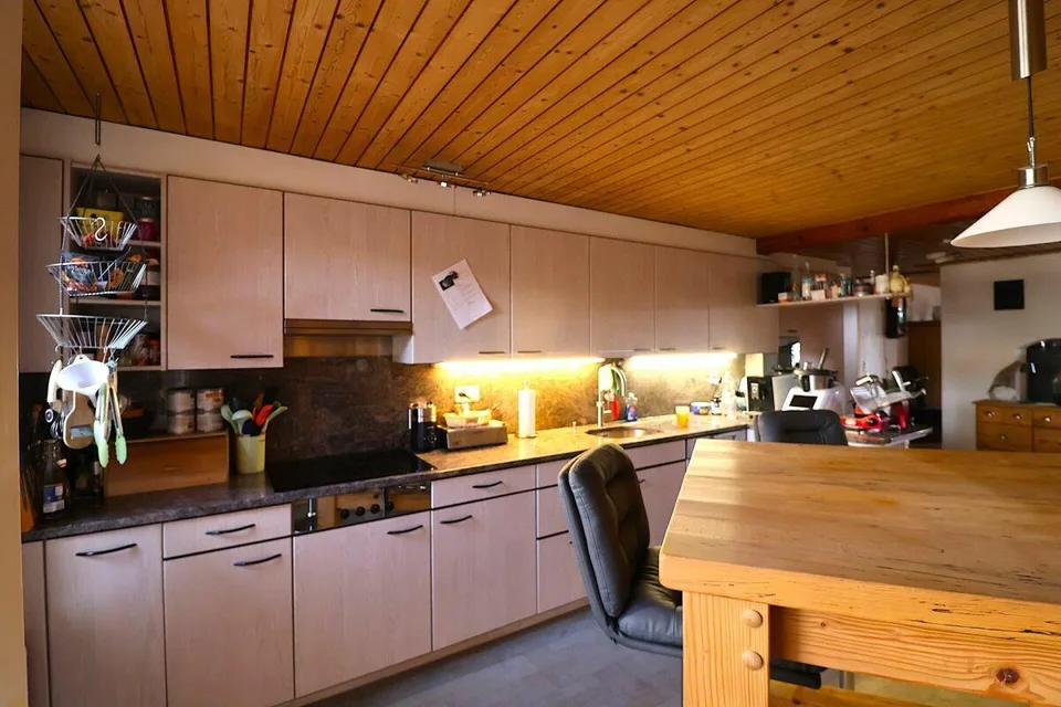 Casa polivalente di 6 camere con potenziale di sviluppo