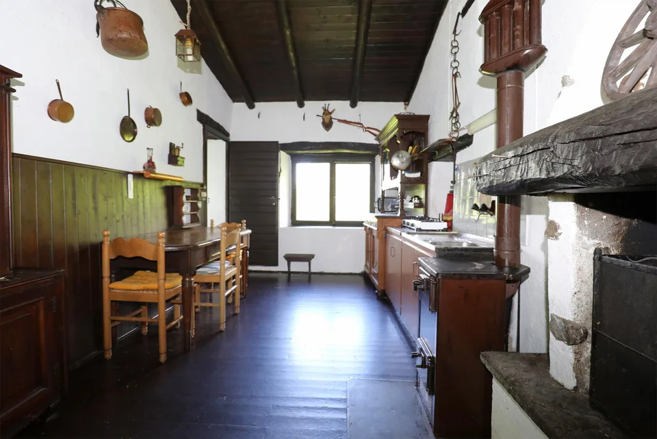 Rustikales Steinhaus umgeben von Natur – Foto 11 von 17