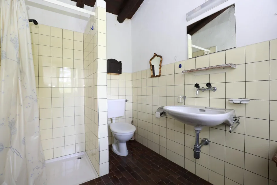 Rustikales Steinhaus umgeben von Natur – Foto 14 von 17