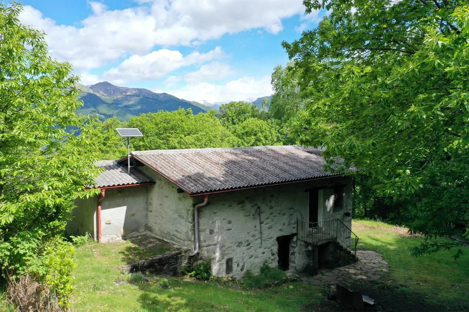 Rustikales Steinhaus umgeben von Natur
