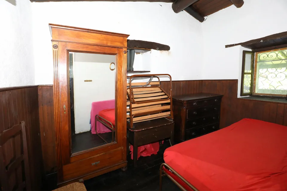 Rustikales Steinhaus umgeben von Natur – Foto 13 von 17