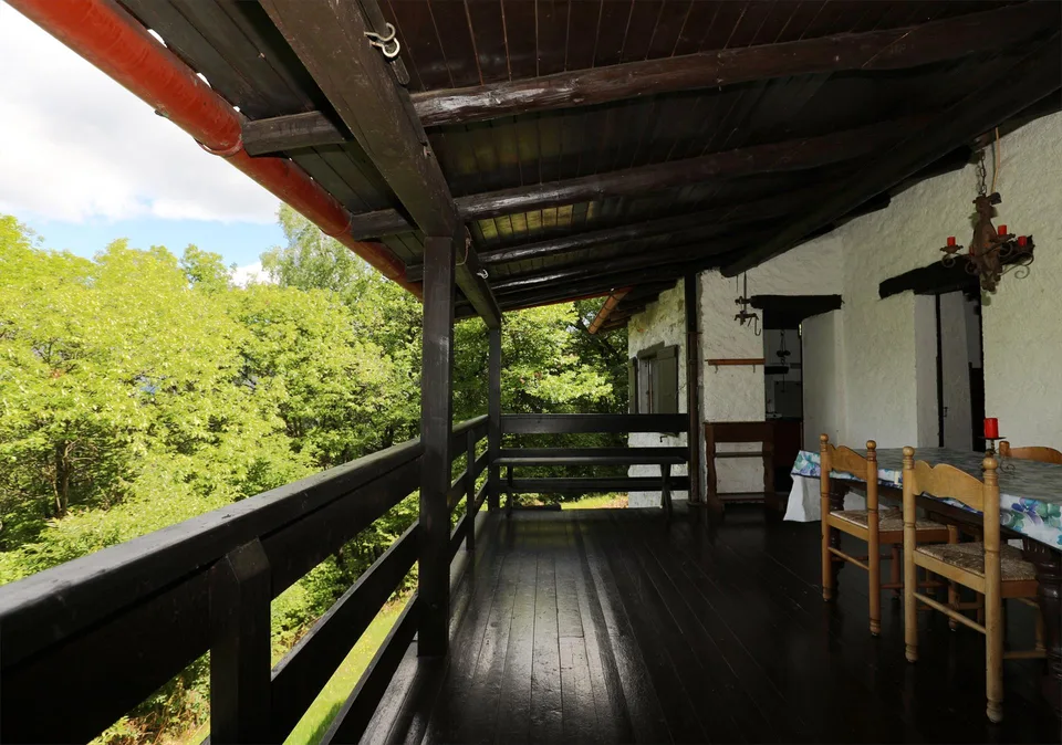 Rustikales Steinhaus umgeben von Natur – Foto 8 von 17