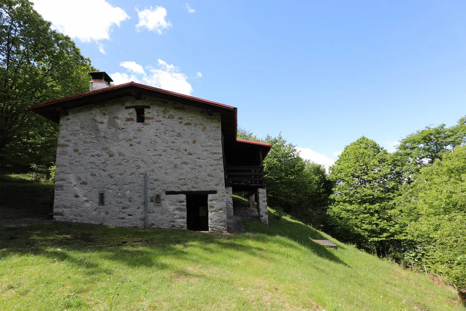 Rustikales Steinhaus umgeben von Natur – Foto 7 von 17