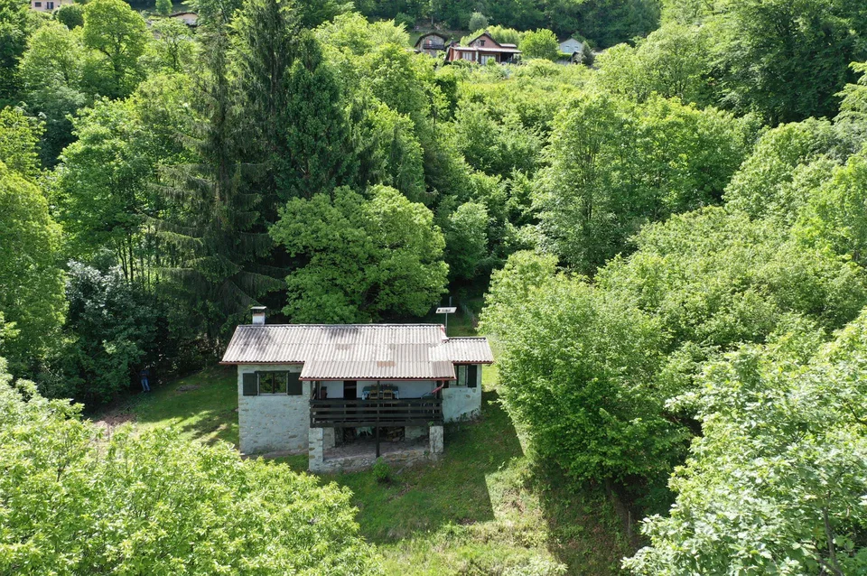 Rustikales Steinhaus umgeben von Natur – Foto 15 von 17