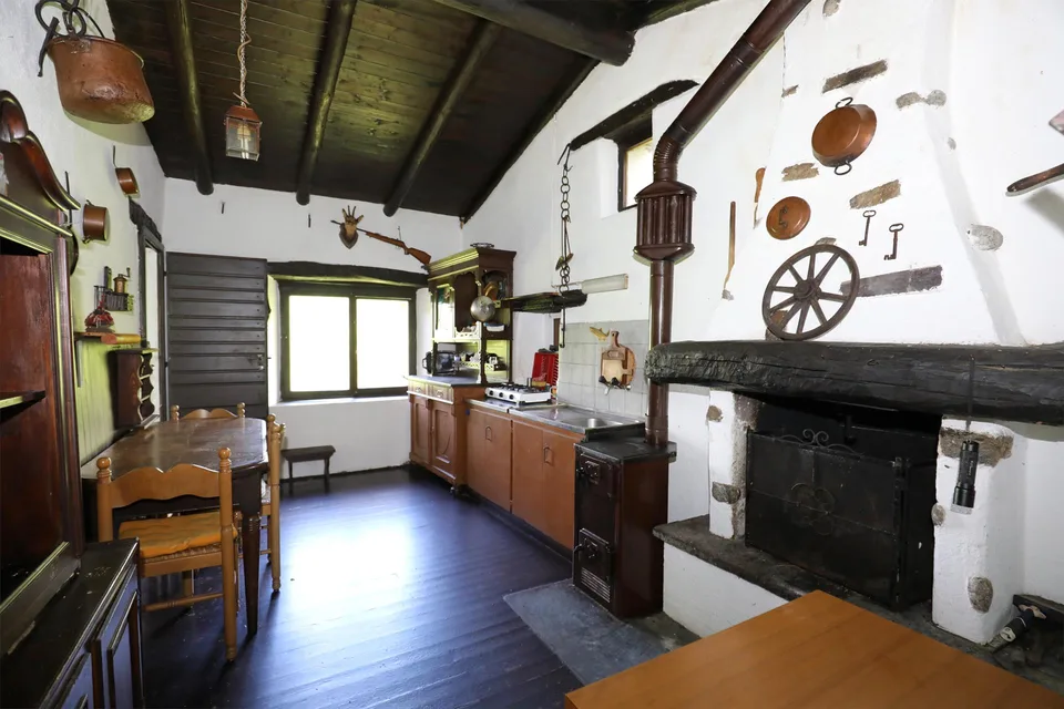 Rustikales Steinhaus umgeben von Natur – Foto 9 von 17