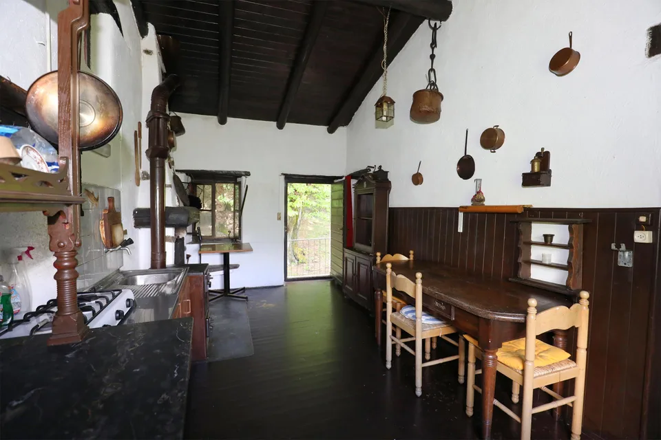 Rustikales Steinhaus umgeben von Natur – Foto 10 von 17