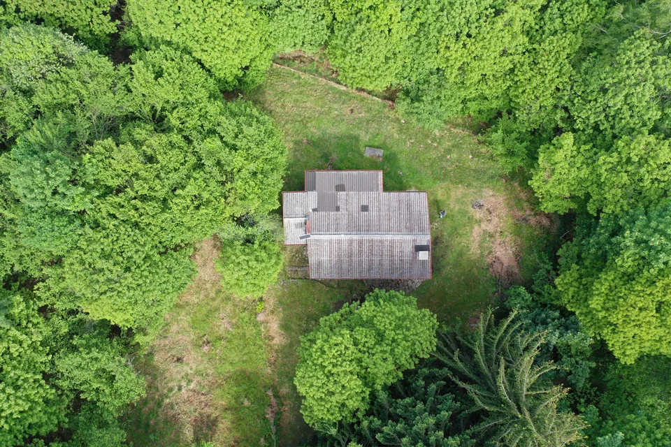 Rustikales Steinhaus umgeben von Natur – Foto 16 von 17