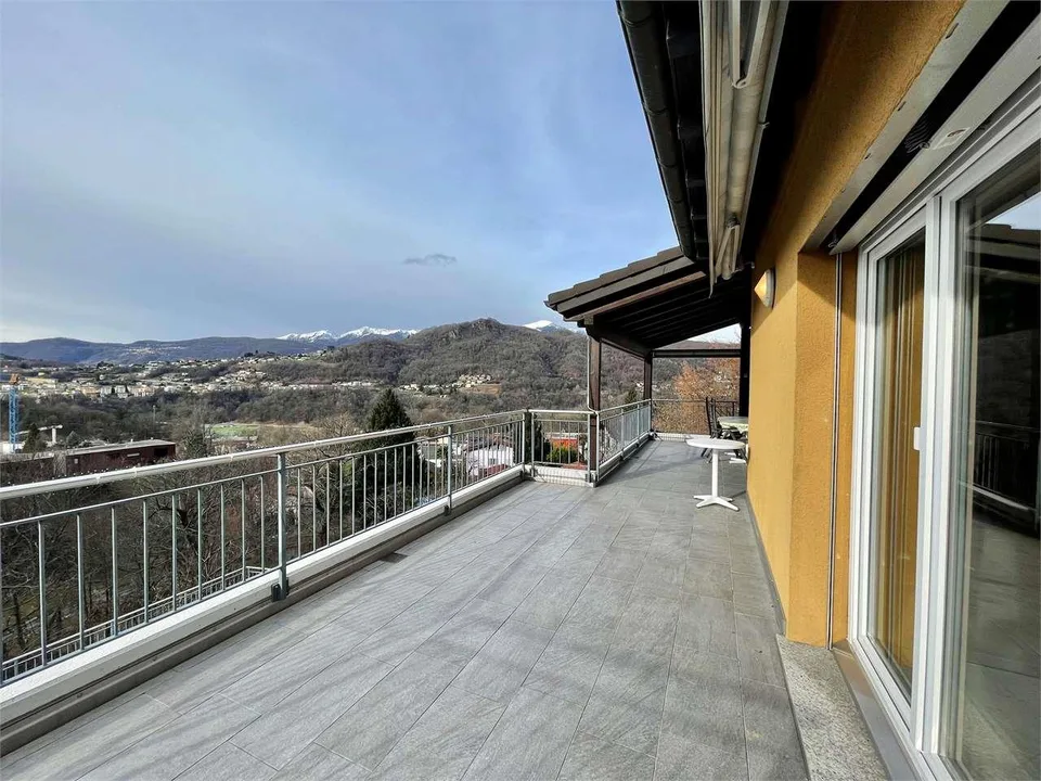 Villa bifamiliare con piscina e vista panoramica - Cadro