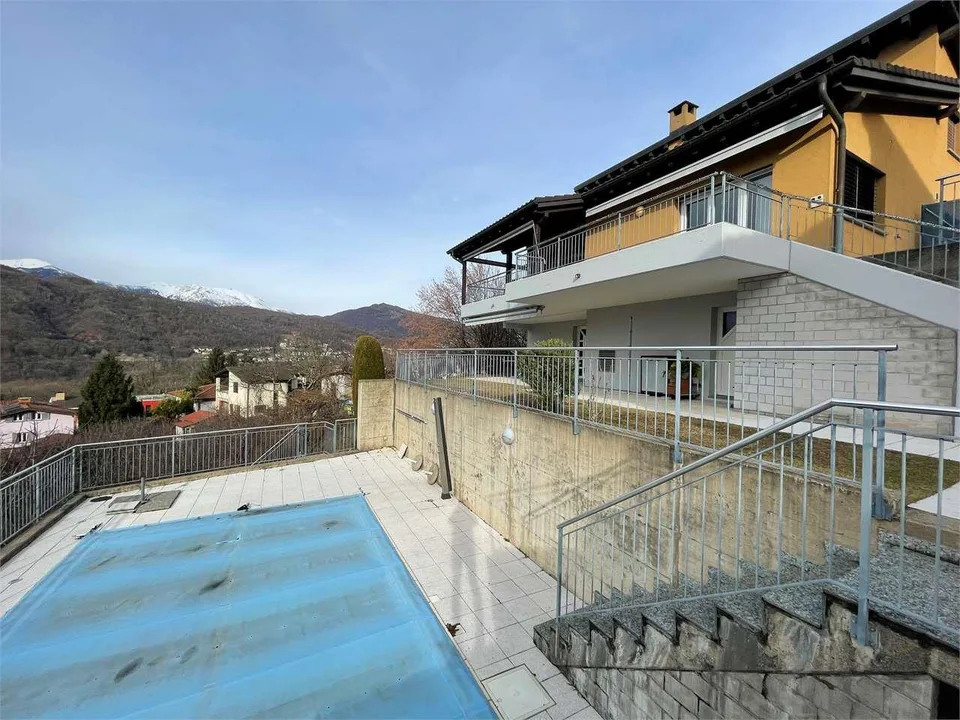 Villa bifamiliare con piscina e vista panoramica - Cadro