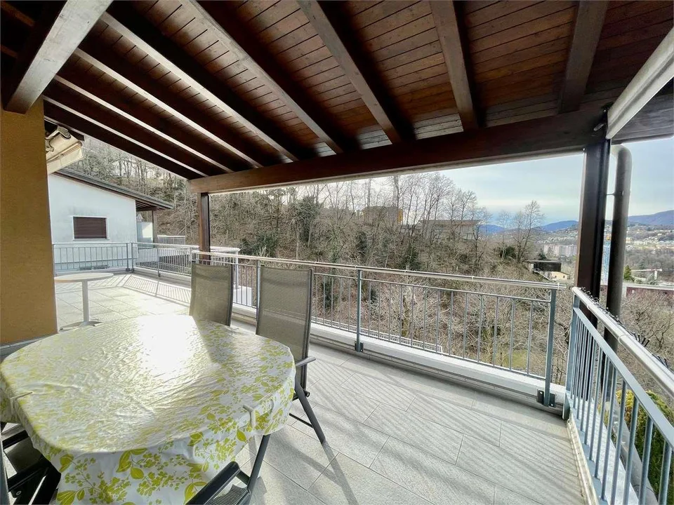 Villa bifamiliare con piscina e vista panoramica - Cadro