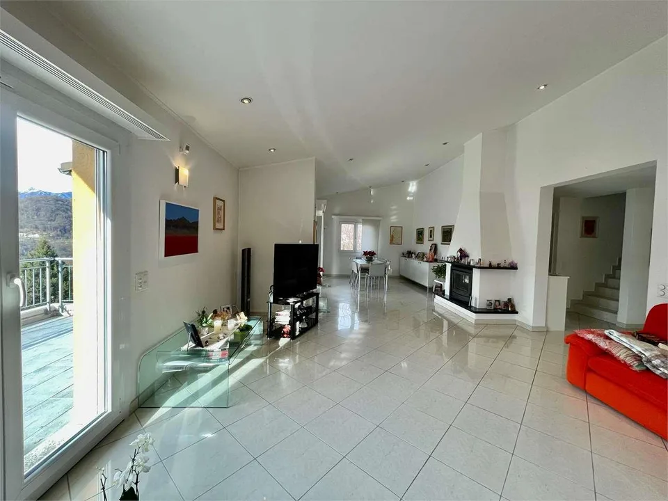 Villa bifamiliare con piscina e vista panoramica - Cadro