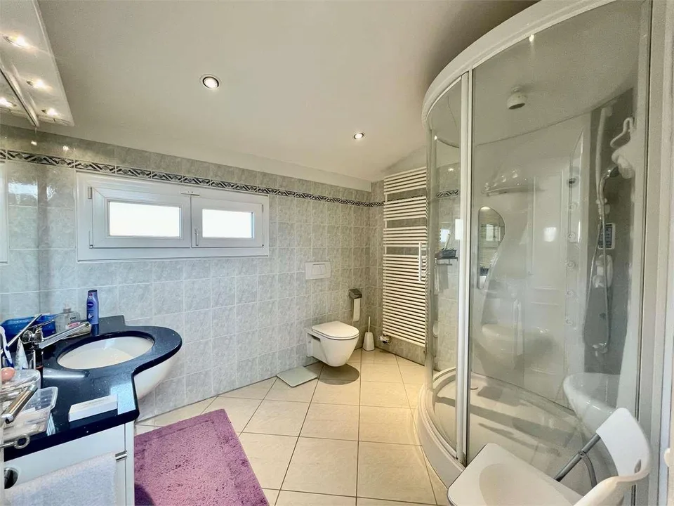 Villa mit zwei Wohneinheiten, Pool und Panoramablick - Cadro – Foto 11 von 13
