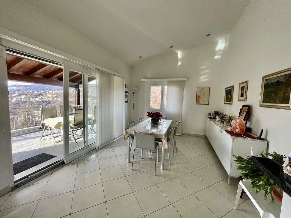 Villa mit zwei Wohneinheiten, Pool und Panoramablick - Cadro – Foto 7 von 13