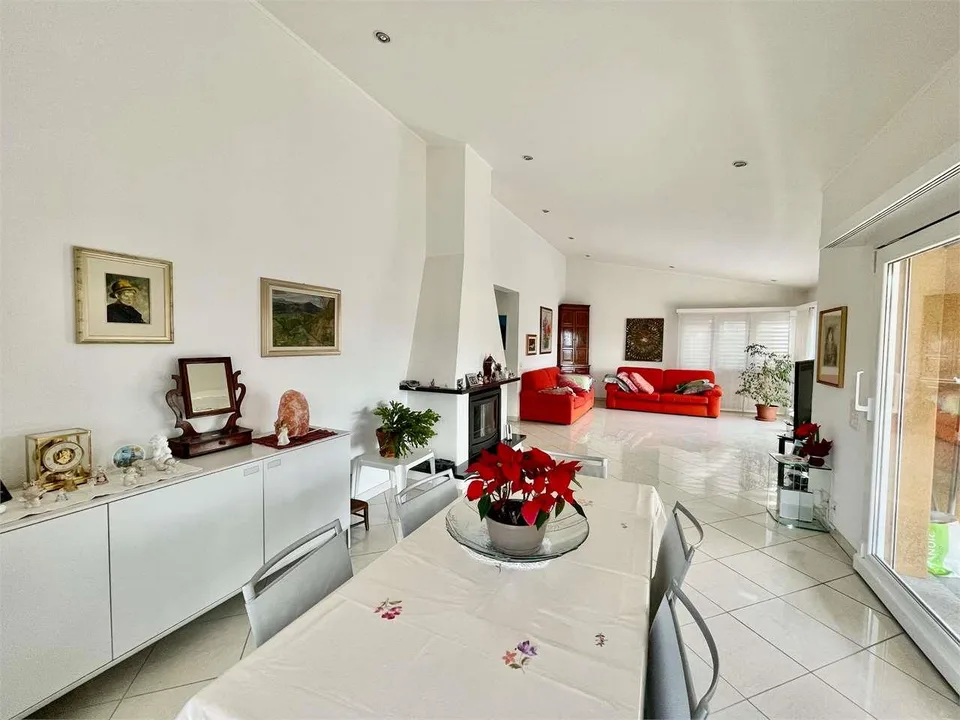 Villa bifamiliare con piscina e vista panoramica - Cadro