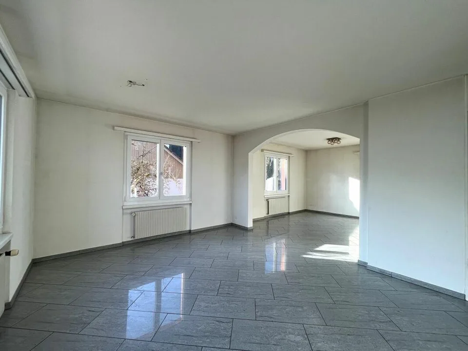 Casa unifamiliare con confine di ruscello