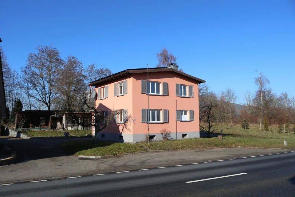 Casa unifamiliare con confine di ruscello