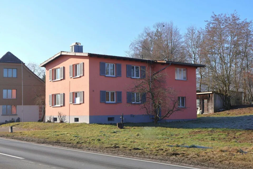 Casa unifamiliare con confine di ruscello