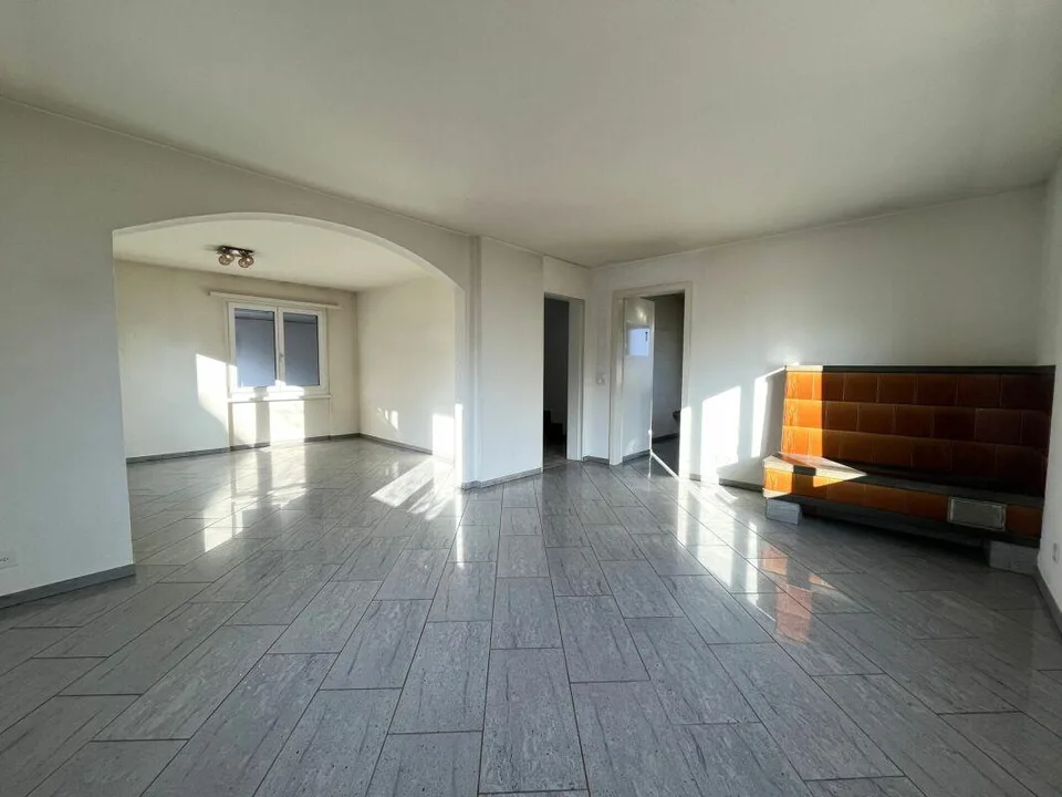 Casa unifamiliare con confine di ruscello